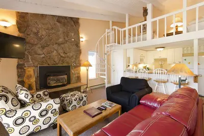 Image de Se076 by Mountain Resorts ~ Charmant condo au dernier étage ~ Spa sur place