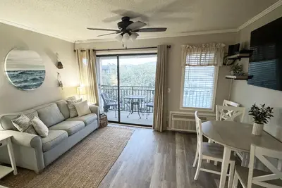 Image de Seaside Villa 360 - vue sur l'océan et à proximité de restaurants, boutiques et Coligny!