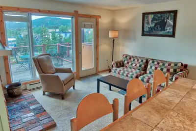 Image de Superbe w 1bd Condo. Baignoire à remous, en face de Quicksilver Ascenseur!