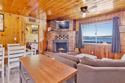 Image de Sunrise Cabin Lakefront Cottage 2 étages à étage unique