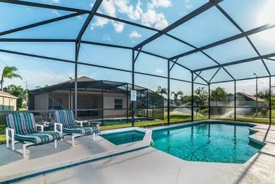 Image de Tarifs réduits, piscine / spa privés, salle de jeux, complexe magnifique, à proximité de Disney!