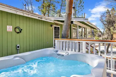 Image de * Wrap Around Decks ~ Spa privatif ~ Entièrement clôturé ~
