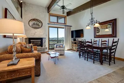 Image de Ca417 par Mountain Resorts: Condo au dernier étage mis à jour avec une vue imprenable!