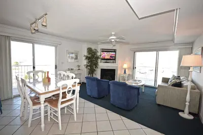 Image de Confortable et relaxant condo de luxe avec 3 chambres, WiFi et une piscine extérieure située au bord de la baie et à quelques rues de la plage!
