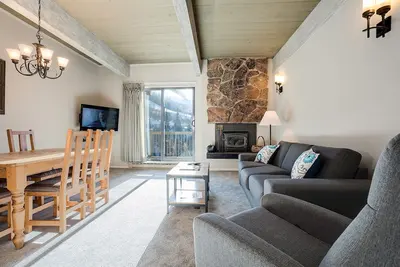 Image de Cb315 by Mountain Resorts: Surplombe les sentiers de montagne! Piscines et spas!