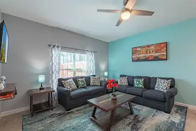 Image de À quelques minutes de Disney, installations de villégiature gratuites, piscine à débordement privée, laveuse et sécheuse