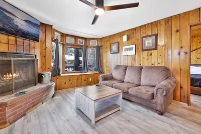 Image de Lonepine Cozy 1 Br Lakeside Resort Cabin w / Vues