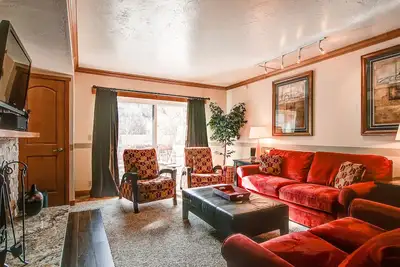 Image de Condo avec piscine chauffée et bain à remous, à quelques pas de l'ascenseur de la ville de Park City Mountain