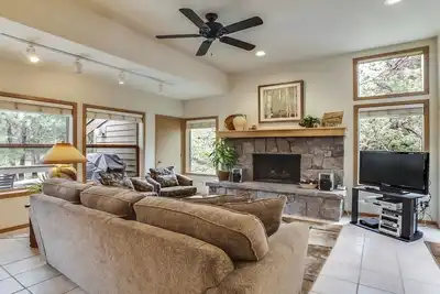 Image de La crête Sunriver - Condo # 6 - Accès fourni au Sha R. C. Aquatics Park. Seuls les condos de la porte à côté de S. H. A. R. C. Deux minutes à pied S. H. A. R. C. Facilité. Piscine privée Hoa et bain à remous toute l'année aussi! Comprend 4 vélos.