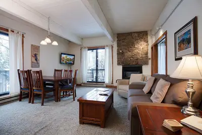 Image de Ca310 by Mountain Resorts: Condo mis à jour avec piscine et bain à remous!