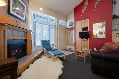 Image de St108 by Mountain Resorts ~ Copropriété de plain-pied joliment rénovée! Jacuzzi!