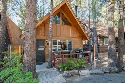 Image de Moonridge Hideaway - À pied de la station de ski! WiFi et cheminée douillette! 2 heures gratuites de location de vélo / kayak!