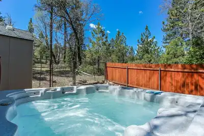 Image de Little Brown Bear - 2bd / 1ba / Jacuzzi / WiFi / Situ�� à proximité de tout / Location de vélo / kayak gratuite de 2 heures!