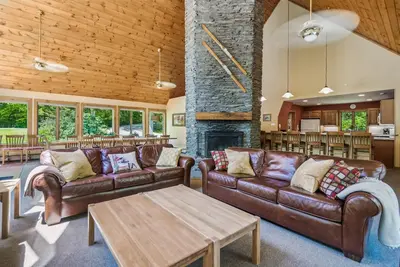 Image de La maison spectaculaire Sunburst peut accueillir 25 personnes avec un bain à remous intérieur et extérieur. Parfait pour les réunions de famille et les escapades.
