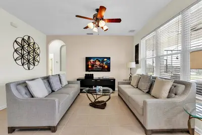 Image de Tarif réduit, Minutes de Disney, Piscine privée / Spa, Salle de jeux! Services gratuits