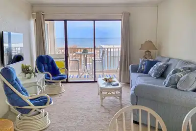 Image de Condo festif et amusant en bord de mer avec 2 chambres, Wi-Fi gratuit, décor unique et ensoleillé, et une belle vue sur l'océan situé dans le centre-ville et à quelques pas de la plage!