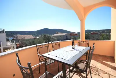 Image de Appartement d'une chambre avec la terrasse et la vue sur le mer Vinisce, Trogir (A-8660-b)
