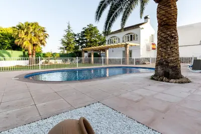 Image de Cottage avec piscine, jardin avec vue et wifi