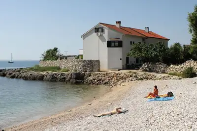 Garçonnière prés de la plage Krk (As-5400-a)