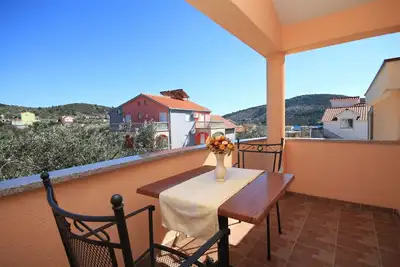 Garçonnière avec la terrasse et la vue sur le mer Vinisce, Trogir (As-8660-a)