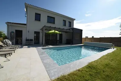 Image de Villa avec piscine\/jacuzzi privatifs au sein d'une résidence avec tennis