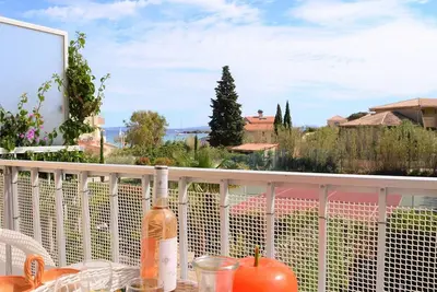 Image de Appartement 2 pièces avec mezzanine et parking, proche plage - Le Lavandou