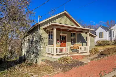 Image de Cottage sur Main- Dans le coeur de Weston