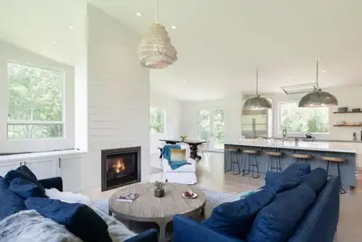 Image de Outpost: Free Standing Home avec bain à remous privé et vélo d'appartement Peloton!