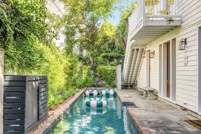 Image de Suite privée pour deux avec piscine chauffée et parking hors rue