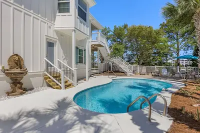 Image de Villa Del Lago est au bord du lac, 5 chambres, piscine privée, branchement de Rv jusqu'à 45 pieds!
