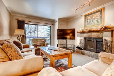 Image de Condo sur la rue principale à un pâté de maisons de l'ascenseur de la ville