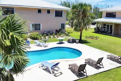 Image de Appartement 1 chambre avec piscine et vue sur la voie navigable - très proche de la plage