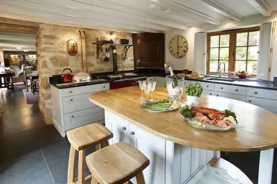 Image de Tregadjack Farmhouse est une propriété entièrement restaurée datant de 1278.