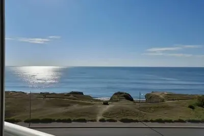 Image de Studio face mer avec balcon-véranda, parking privé, criques à proximité, accueil petits chiens