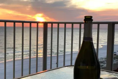 Image de Condo de luxe 100% rénové sur la plage avec balcon