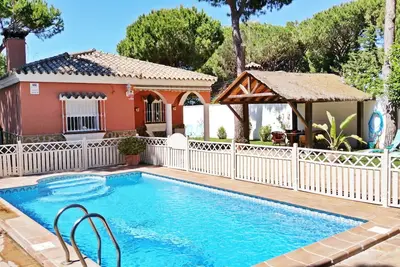 Image de Jolie villa pleine de charme avec piscine au milieu des pins
