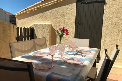 Image de Appartement T2 Mezzanine, 6 couchages, bord de plage, parking privé, proche commerces et Aqualand