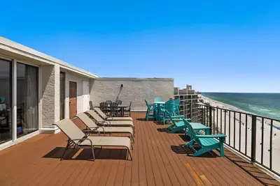 Image de Penthouse T3, 600 sq. Ft. Terrasse sur le toit! chaises de plage et 2 chaises de location incl.