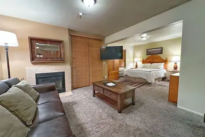 Image de Condo de luxe et spacieux au cœur de Prospector Square avec cuisine complète