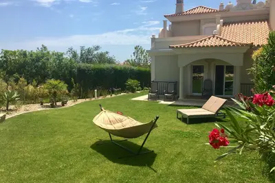 Image de Villa de luxe avec jardin et piscine privés - vue magnifique, calme et proche de la plage