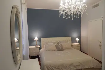 Centre historique de Bologne. Sur la Piazza Maggiore. Appartement romantique \"Il Sole\"