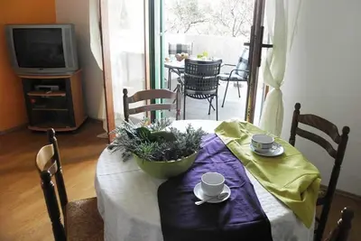 Image de Appartement d'une chambre avec la terrasse et la vue sur le mer Barbat, Rab (A-14247-b)