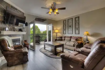 Image de Mtn Blessing Double Balcon de Leslie w 2 King Master Suites. In & Piscines extérieures