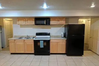 Image de 2 très grands lits - 2 chambres - Sous-sol avec cuisine