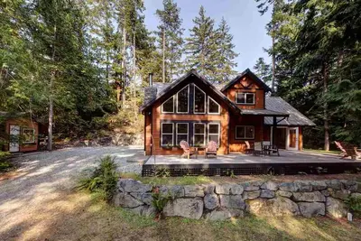 Image de Cabine privée inspirée de la côte ouest dans les bois