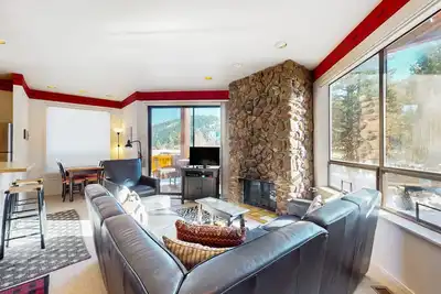 Image de Chic, skis aux pieds, condo pour chiens avec vue sur la montagne et piscine commune