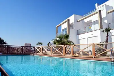 Image de Appartement au 1er étage avec vue sur la mer, wifi gratuit, piscine communautaire.