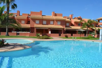 Image de Grande maison avec patio, vue sur la piscine, wifi gratuit, télévision par satellite, parking