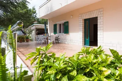 Image de Appartement de deux chambres avec la terrasse Grebastica, Sibenik (A-965-c)