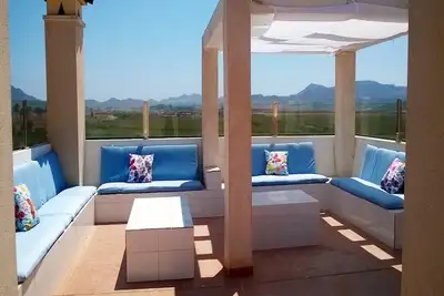 Image de Grand penthouse avec terrasse, piscine communautaire, vue sur la mer.